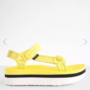 Teva Flatform Universal Mesh Sandal. Yellow. Size 8.